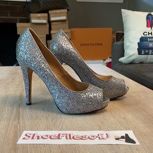 ☀️LAST CHANCE☀️Badgley Mischka Silver Glitter Pumps - 8.5
